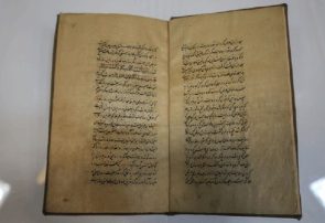 رونمایی از نسخه خطی ۳۴۲ ساله کتابی با موضوع اعیاد مذهبی در حرم رضوی