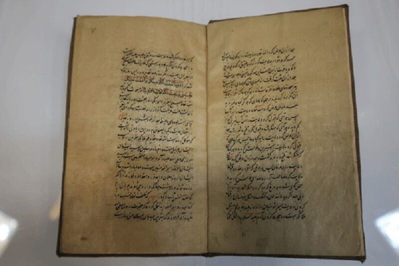 رونمایی از نسخه خطی ۳۴۲ ساله کتابی با موضوع اعیاد مذهبی در حرم رضوی رونمایی از نسخه خطی ۳۴۲ ساله کتابی با موضوع اعیاد مذهبی در حرم رضوی
