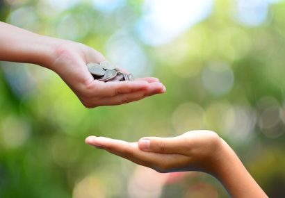 تقویت روابط اجتماعی و ارتباطات، یکی از فواید صدقه دادن