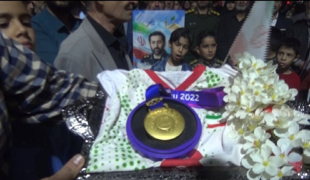 اهدای مدال طلای پارالمپیک به خانواده شهید در فریمان اهدای مدال طلای پارالمپیک به خانواده شهید در فریمان