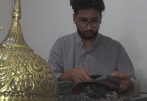 بافت زرههای تعزیه در داورزن؛ هنری کمنظیر در دستان یک هنرمند خودآموخته