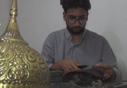 بافت زرههای تعزیه در داورزن؛ هنری کمنظیر در دستان یک هنرمند خودآموخته