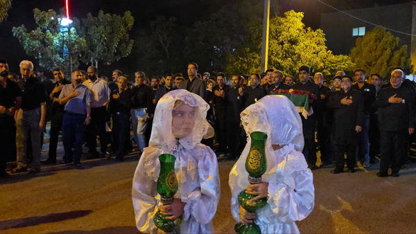 آیین تاریخی برافراشتن پرچم عزای حسینی در گناباد برگزار شد آیین تاریخی برافراشتن پرچم عزای حسینی در گناباد برگزار شد