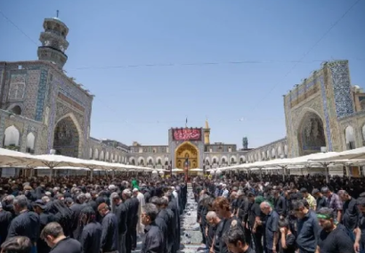 اقامه باشکوه نماز ظهر عاشورای حسینی در بیش از ۳۵ نقطه حرم مطهر رضوی