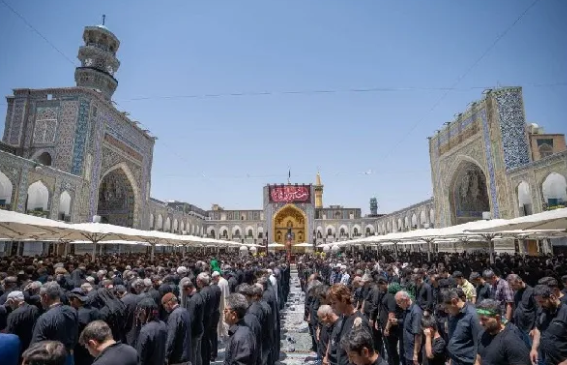 اقامه باشکوه نماز ظهر عاشورای حسینی در بیش از ۳۵ نقطه حرم مطهر رضوی اقامه باشکوه نماز ظهر عاشورای حسینی در بیش از ۳۵ نقطه حرم مطهر رضوی