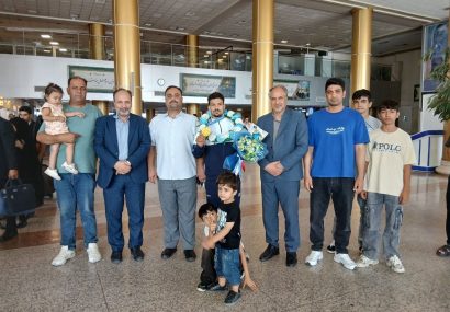 استقبال از قهرمان طلایی ووشو در فرودگاه مشهد استقبال از قهرمان طلایی ووشو در فرودگاه مشهد