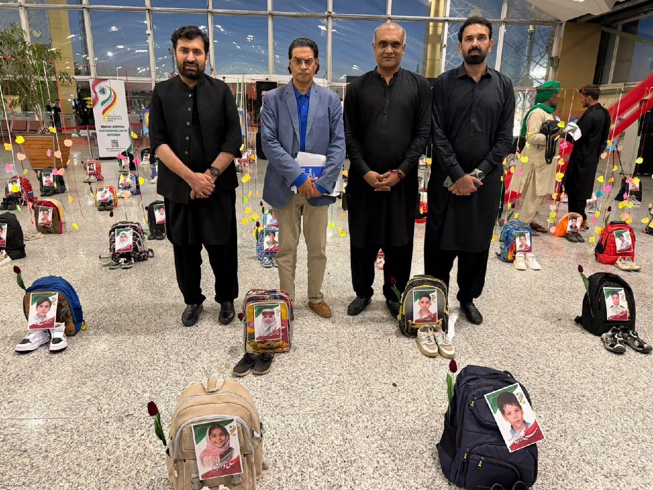 یک هیات حزب عمران خان برای شرکت در مراسم وداع و تشیع رهبر شهید، وارد مشهد شد یک هیات حزب عمران خان برای شرکت در مراسم وداع و تشیع رهبر شهید، وارد مشهد شد
