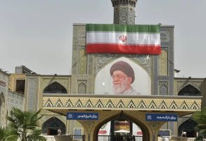 نصب چهار دیوارنگاره به مناسبت آئین تدفین رهبر شهید در حرم رضوی