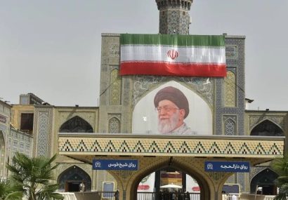 نصب چهار دیوارنگاره به مناسبت آئین تدفین رهبر شهید در حرم رضوی