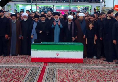 اقامه نماز بر پیکر رهبر شهید در حرم مطهر رضوی
