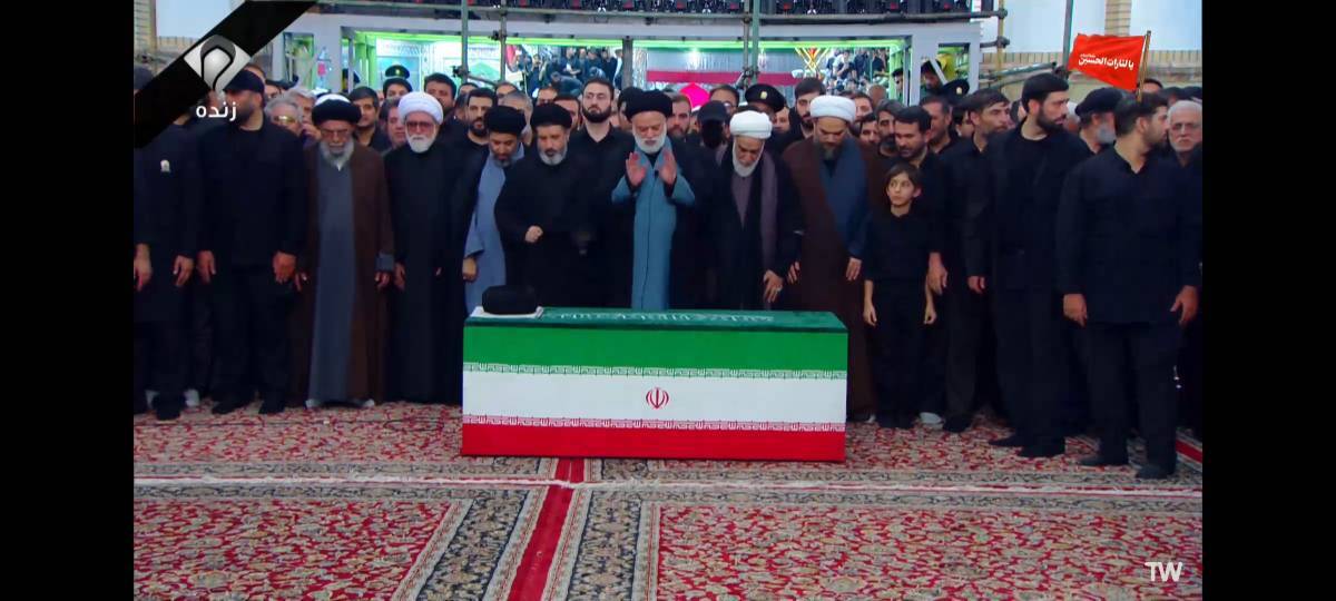 اقامه نماز بر پیکر رهبر شهید در حرم مطهر رضوی اقامه نماز بر پیکر رهبر شهید در حرم مطهر رضوی