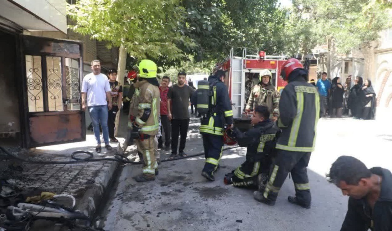 نجات ۶ نفر از حریق منزل مسکونی در مشهد نجات ۶ نفر از حریق منزل مسکونی در مشهد