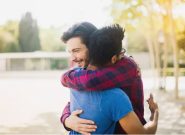 در آغوش کشیدن، یکی از معیار های دوست خوب