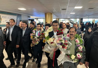 استقبال از مدالآوران المپیاد جهانی هوش مصنوعی در فرودگاه مشهد استقبال از مدالآوران المپیاد جهانی هوش مصنوعی در فرودگاه مشهد
