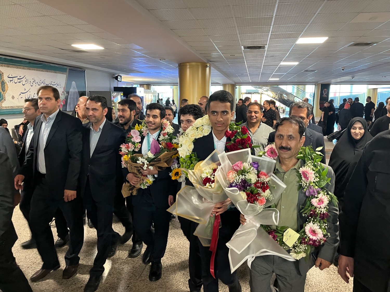 استقبال از مدالآوران المپیاد جهانی هوش مصنوعی در فرودگاه مشهد استقبال از مدالآوران المپیاد جهانی هوش مصنوعی در فرودگاه مشهد