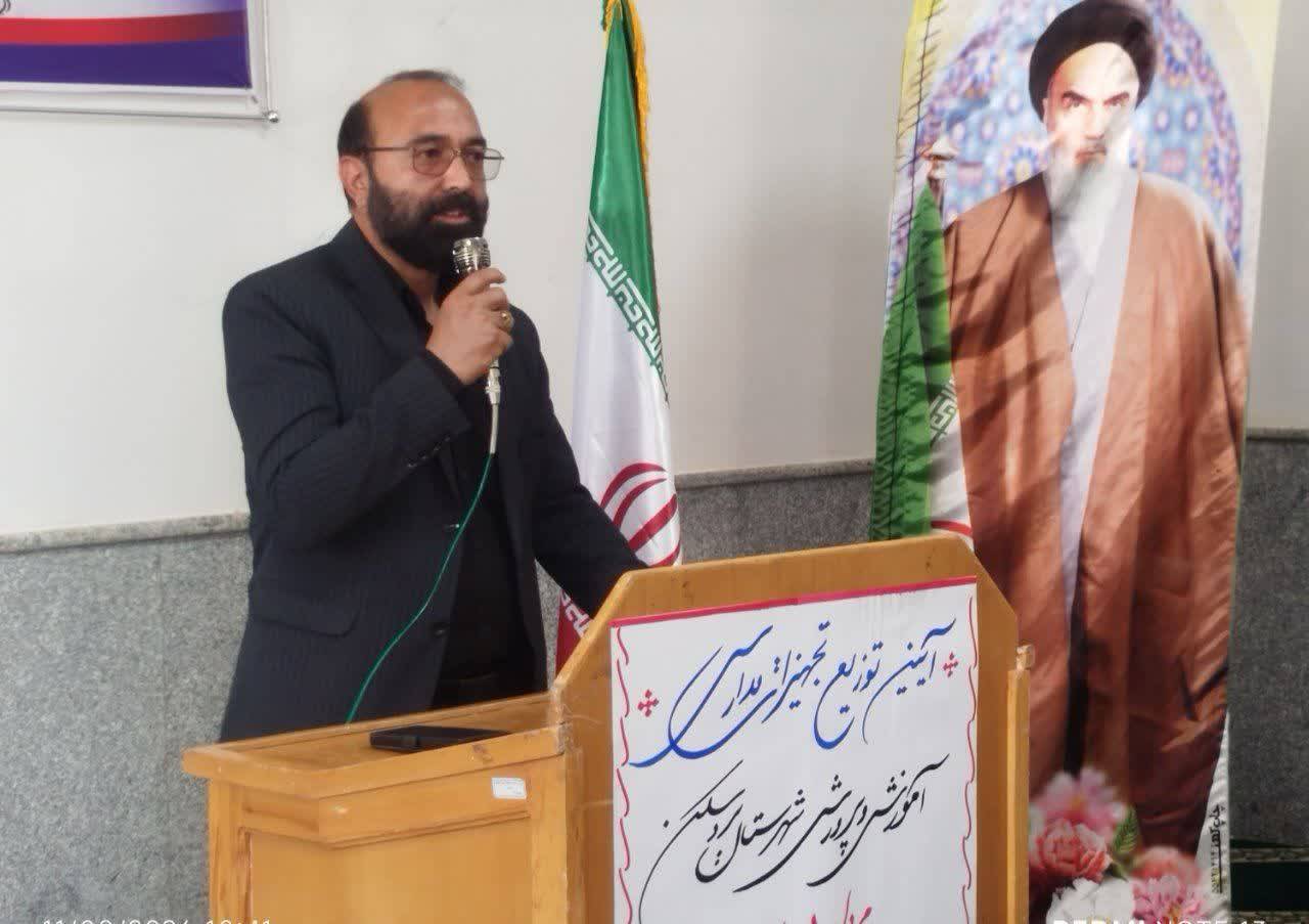 توزیع تجهیزات آموزشی در مدارس عشایری بردسکن توزیع تجهیزات آموزشی در مدارس عشایری بردسکن