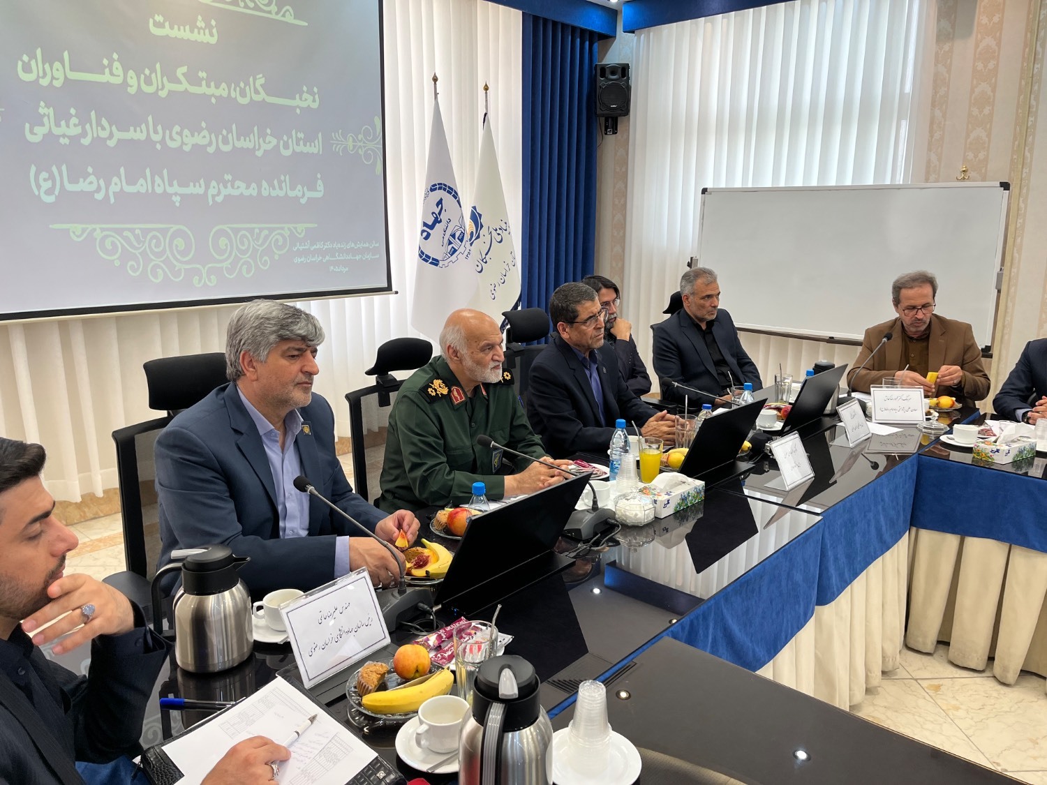 برگزاری نشست نخبگان خراسان رضوی با فرمانده سپاه امام رضا (ع) برگزاری نشست نخبگان خراسان رضوی با فرمانده سپاه امام رضا (ع)