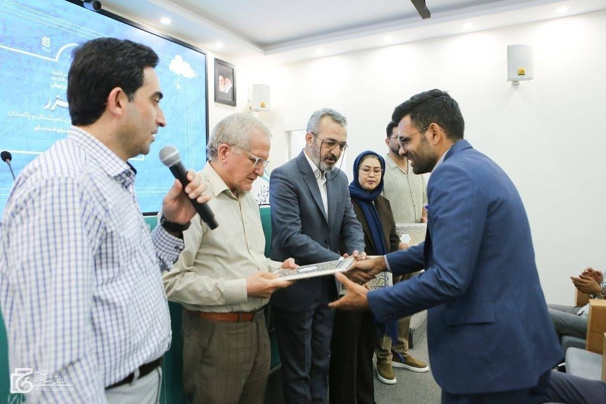 شاعر باخرزی، برگزیده جشنواره «قند مکرر» شد شاعر باخرزی، برگزیده جشنواره «قند مکرر» شد