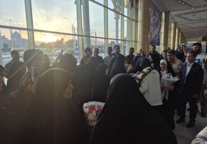 مراسم استقبال از بانوی وزنه بردار مشهدی در فرودگاه برگزار شد