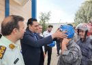 اهدای کلاه ایمنی به موتورسواران قانونمند قوچان