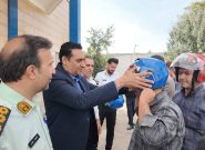 اهدای کلاه ایمنی به موتورسواران قانونمند قوچان