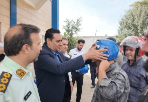 اهدای کلاه ایمنی به موتورسواران قانونمند قوچان اهدای کلاه ایمنی به موتورسواران قانونمند قوچان