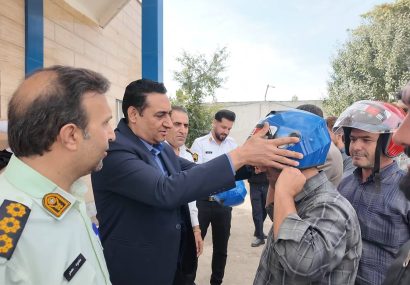 اهدای کلاه ایمنی به موتورسواران قانونمند قوچان اهدای کلاه ایمنی به موتورسواران قانونمند قوچان