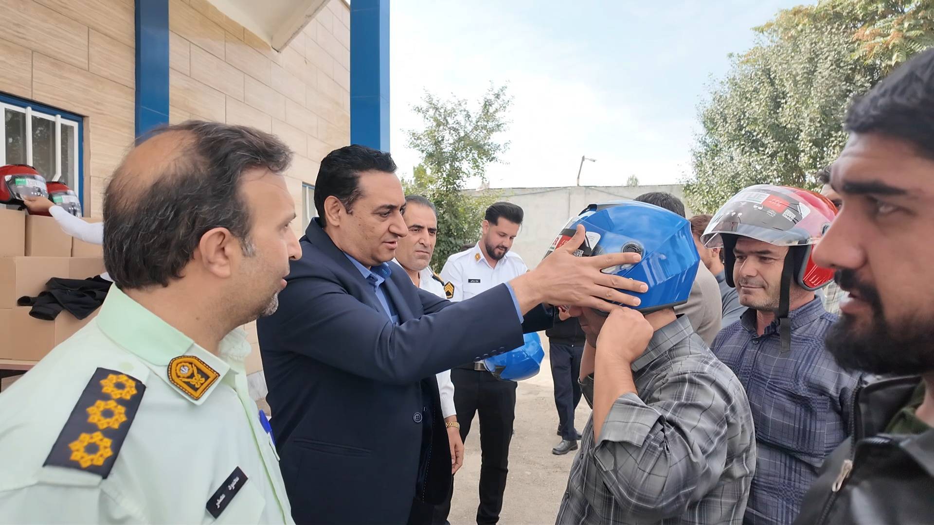 اهدای کلاه ایمنی به موتورسواران قانونمند قوچان اهدای کلاه ایمنی به موتورسواران قانونمند قوچان